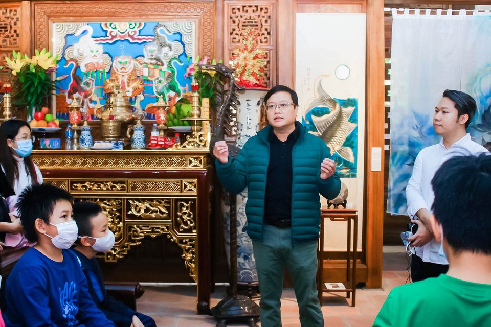 Nghệ sĩ Nguyễn Thế Sơn tiếp đón và chia sẻ với mọi người về những ý tưởng thúc đẩy thầy tạo ra cuộc triển lãm.