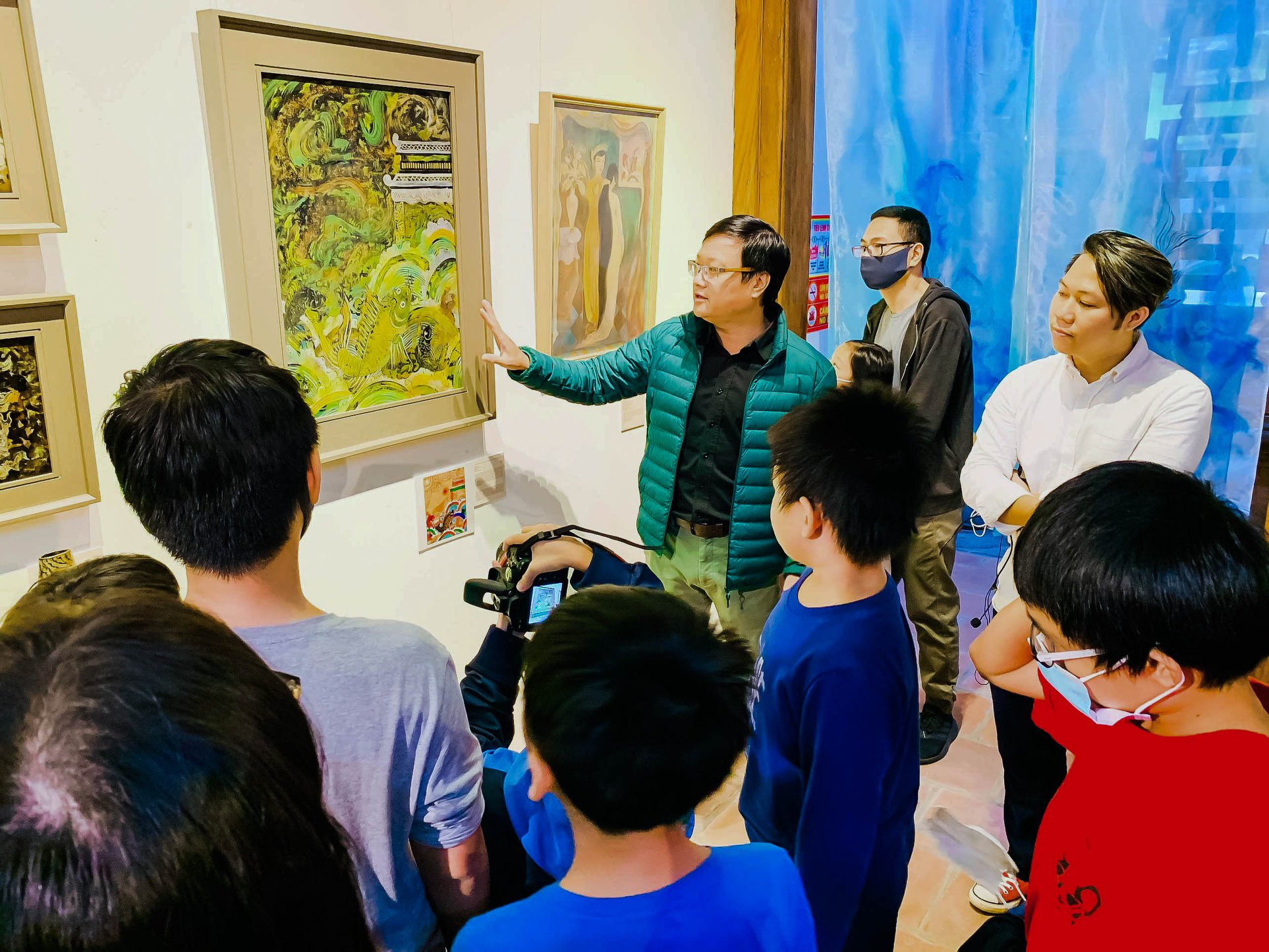 Chuyến đi đã giúp mọi người hiểu hơn về một trong những dòng tranh truyền thống của nền hội họa Việt Nam, xen lẫn sự tự hào và không khỏi "xuýt xoa" khi thấy tranh...quá đẹp!