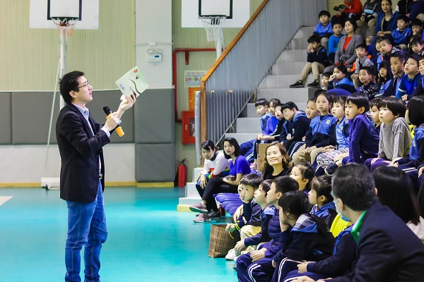 Diễn giả Nguyễn Quốc Vương mang đến cho các em học sinh những câu chuyện thú vị