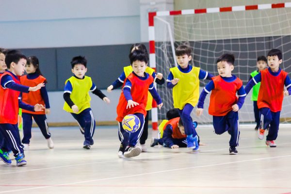 Phần thi đầu tiên là môn bóng ném của các em học sinh Khối Một