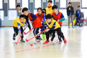 Khúc côn cầu là môn thi vô cùng mới lạ trong Sport Day năm nay