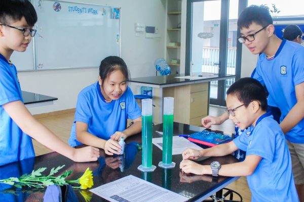 Học trò SenTia cùng nhau chế tạo chậu cây tự tưới trong tiết học STEM