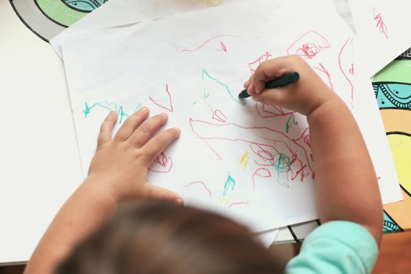 Việc vẽ tranh có thể giúp trẻ em kết hợp hoạt động của não trái và não phải, đồng thời có thể dễ dàng và tự nhiên quan sát thế giới từ góc nhìn của riêng chúng. Ảnh minh họa: Empowered Parent.